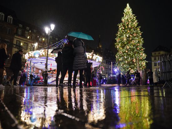 Wer vom Großeinkauf in den vielen offenen Geschäften noch nicht genug hat, kann an Heiligabend noch bis 18 Uhr über den Straßburger Weihnachtsmarkt schlendern.