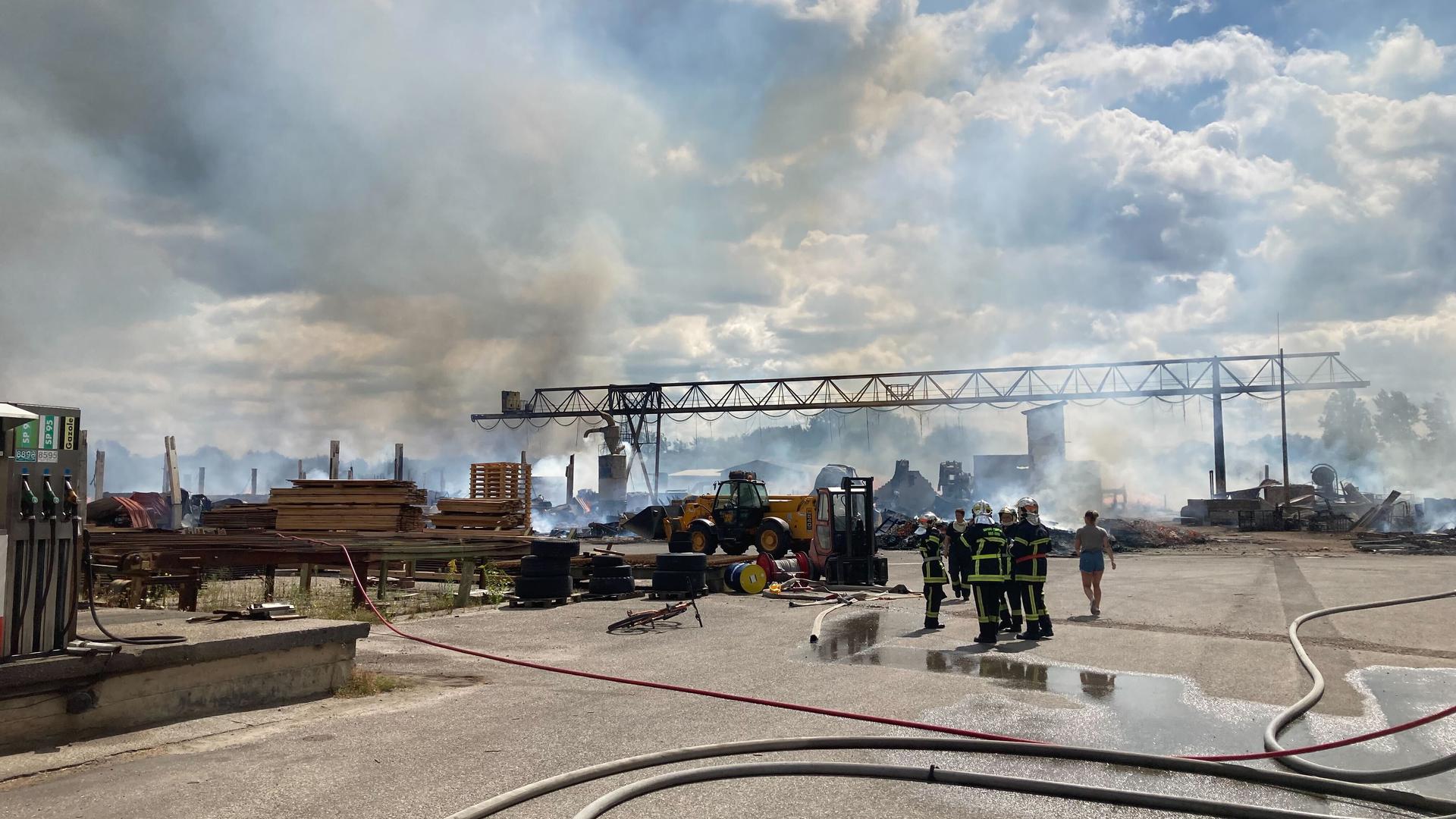Etwa 100 Einsatzkräfte der französischen Feuerwehr sind noch im Einsatz, um die Flammen zu löschen. Auch aus Baden-Baden und Karlsruhe kam Unterstützung herbeigeeilt.