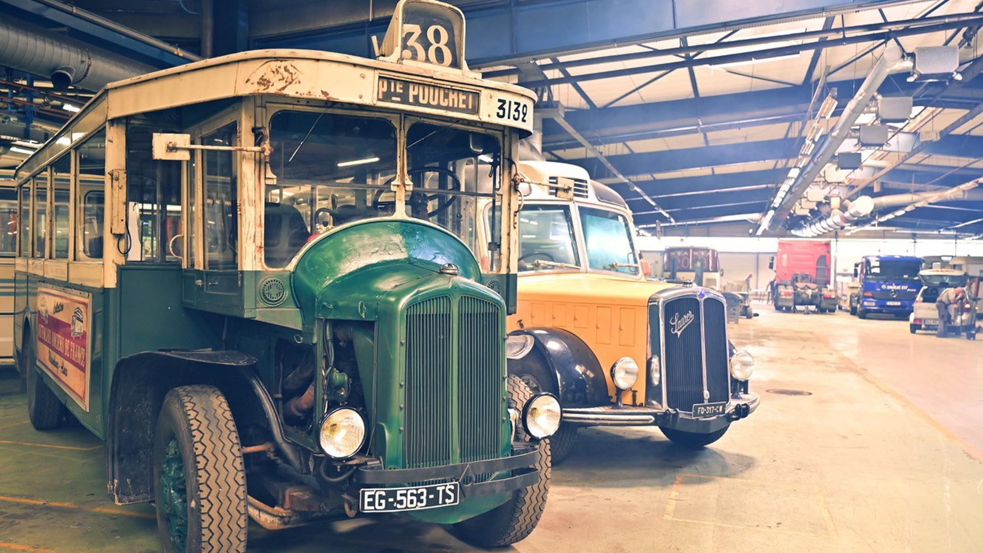 Der grüne Renault TN4 schnaufte seit den 30er-Jahren durch Paris und hat seinen Altersruhesitz im Elsass gefunden. Gesellschaft in der Halle der Bus-Fans in Weißenburg leistet ihm ein betagtes Schweizer Postauto der Marke Saurer. 