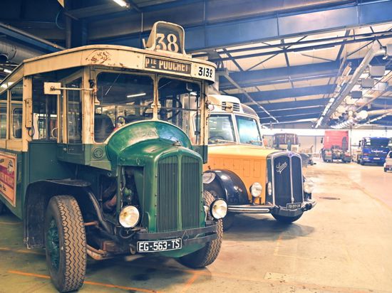 Der grüne Renault TN4 schnaufte seit den 30er-Jahren durch Paris und hat seinen Altersruhesitz im Elsass gefunden. Gesellschaft in der Halle der Bus-Fans in Weißenburg leistet ihm ein betagtes Schweizer Postauto der Marke Saurer. 