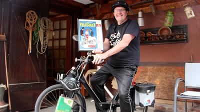 Fabian Kobes auf seinem Solex aus dem Jahr 1966 und der passenden Werbung für das Moped jener Zeit. Der Sammler liebt alte Dinge aus dem Elsass und ganz Frankreich.     