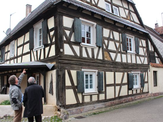 Ortsbegehung in Lembach: Denis Elbel (li.) und Charles Schlosser kämpfen für den Erhalt der Fachwerkhäuser, hier das älteste Haus des Dorfes von Mitte des 18. Jahrhunderts.