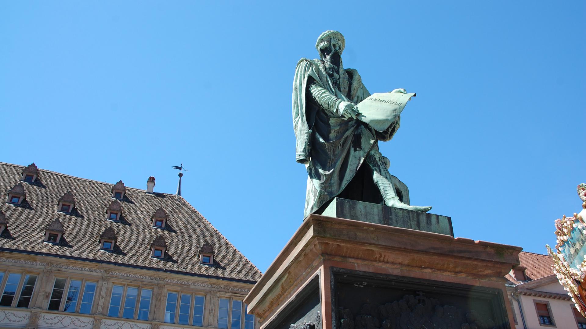 Das Gutenberg-Denkmal (siehe Foto im Anhang) steht auf dem gleichnamigen Platz in Straßburg.