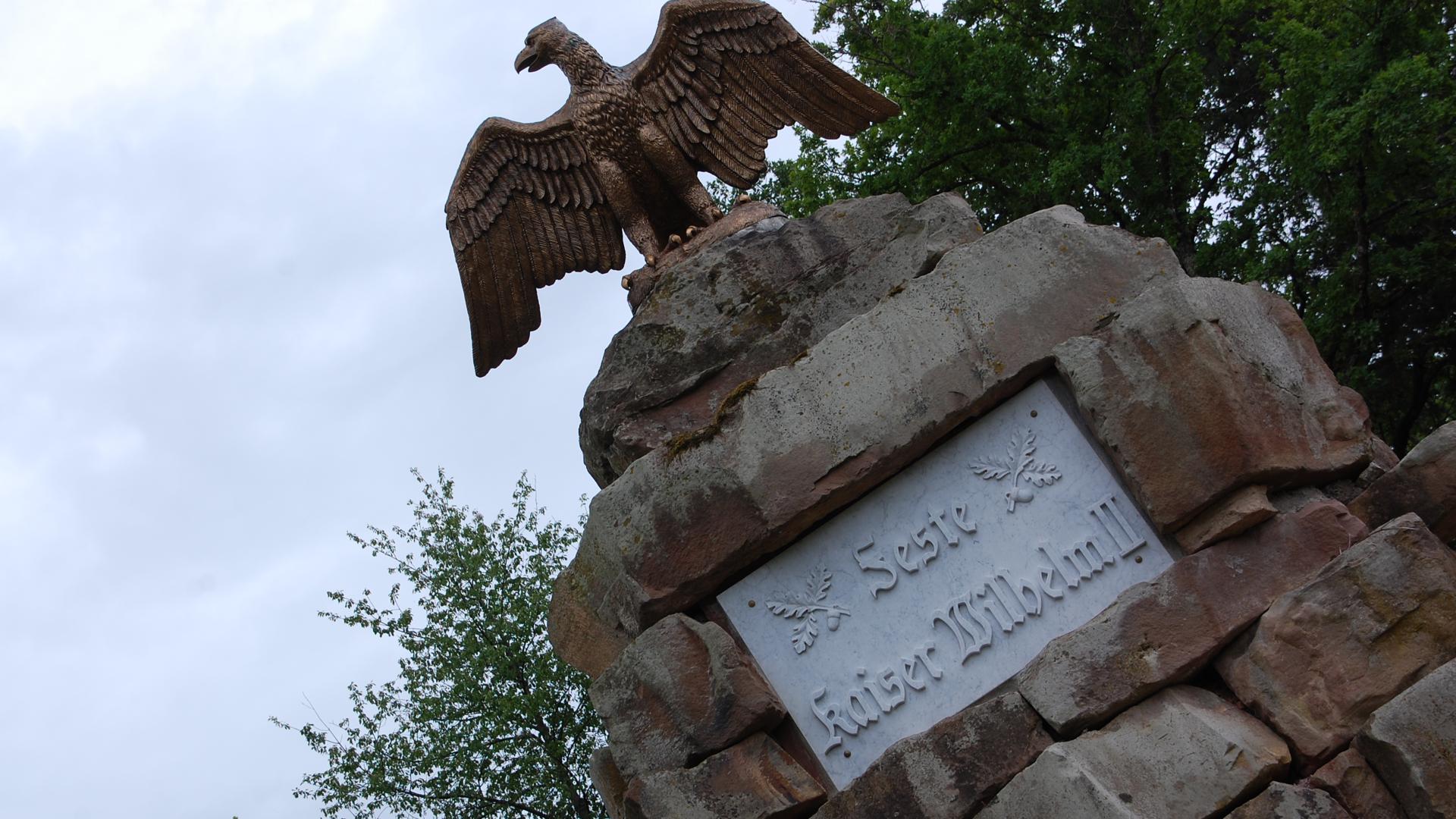 Ein Adler auf einem Gedenkstein