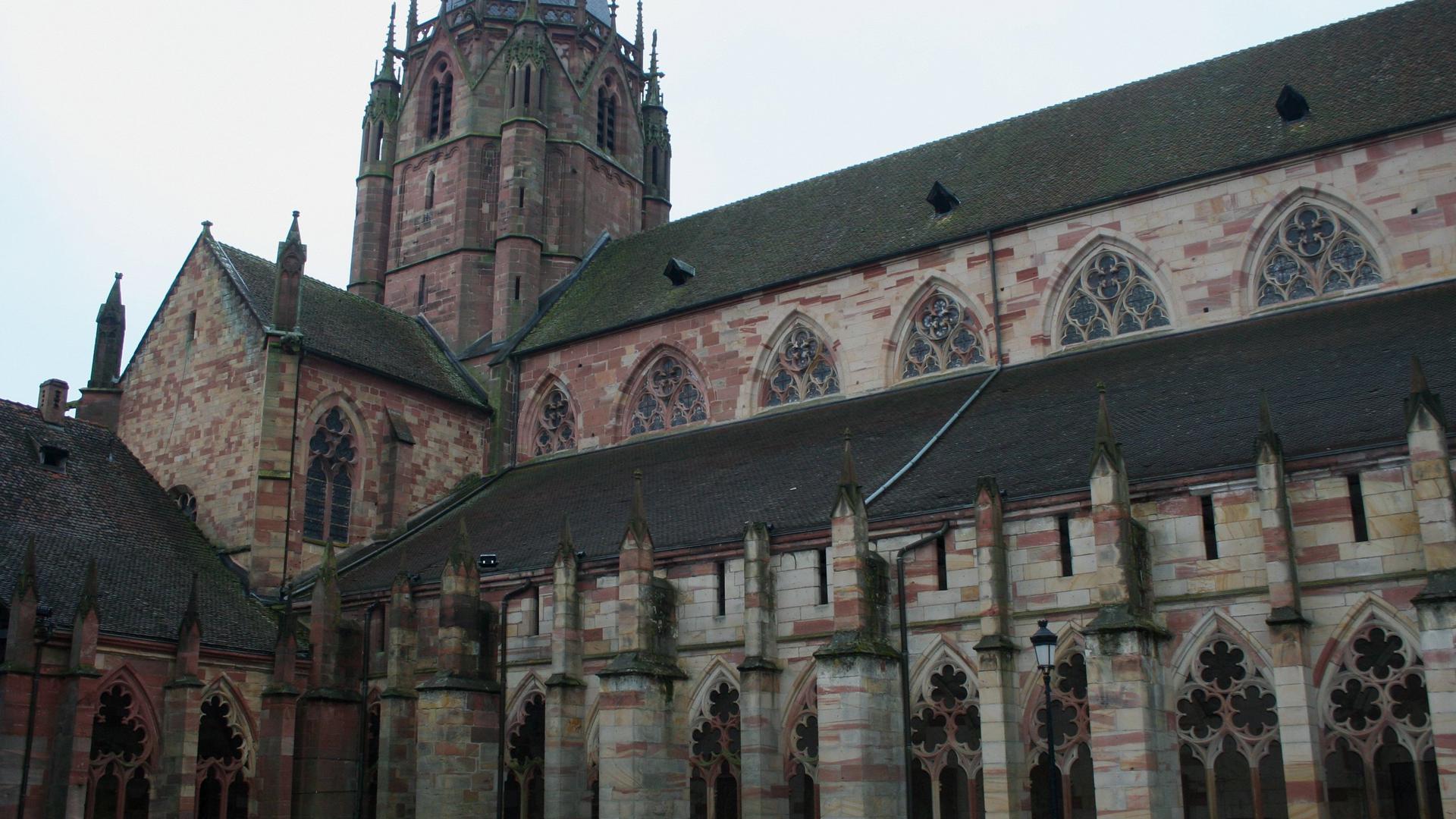 Die Stiftskirche der ehemaligen Benediktiner-Abtei hinter dem Marktplatz von Wissembourg (Weißenburg) mit Kreuzgang. Hier wirkte der Gelehrte im einst reichsten Kloster des Elsass.     