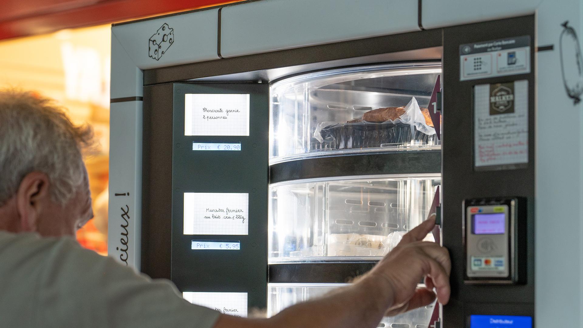 Mann bedient Automat mit Essen darin