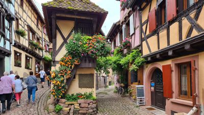 Eines der schönsten Dörfer Frankreichs: Eguisheim, nur wenige Kilometer von Colmar entfernt, ist die Heimat vieler Winzerbetriebe. Hier werden mit dem Eichberg und der Pfersigberg gleich zwei der besten Weine der Region produziert.