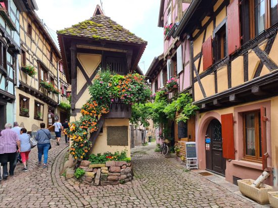 Eines der schönsten Dörfer Frankreichs: Eguisheim, nur wenige Kilometer von Colmar entfernt, ist die Heimat vieler Winzerbetriebe. Hier werden mit dem Eichberg und der Pfersigberg gleich zwei der besten Weine der Region produziert.