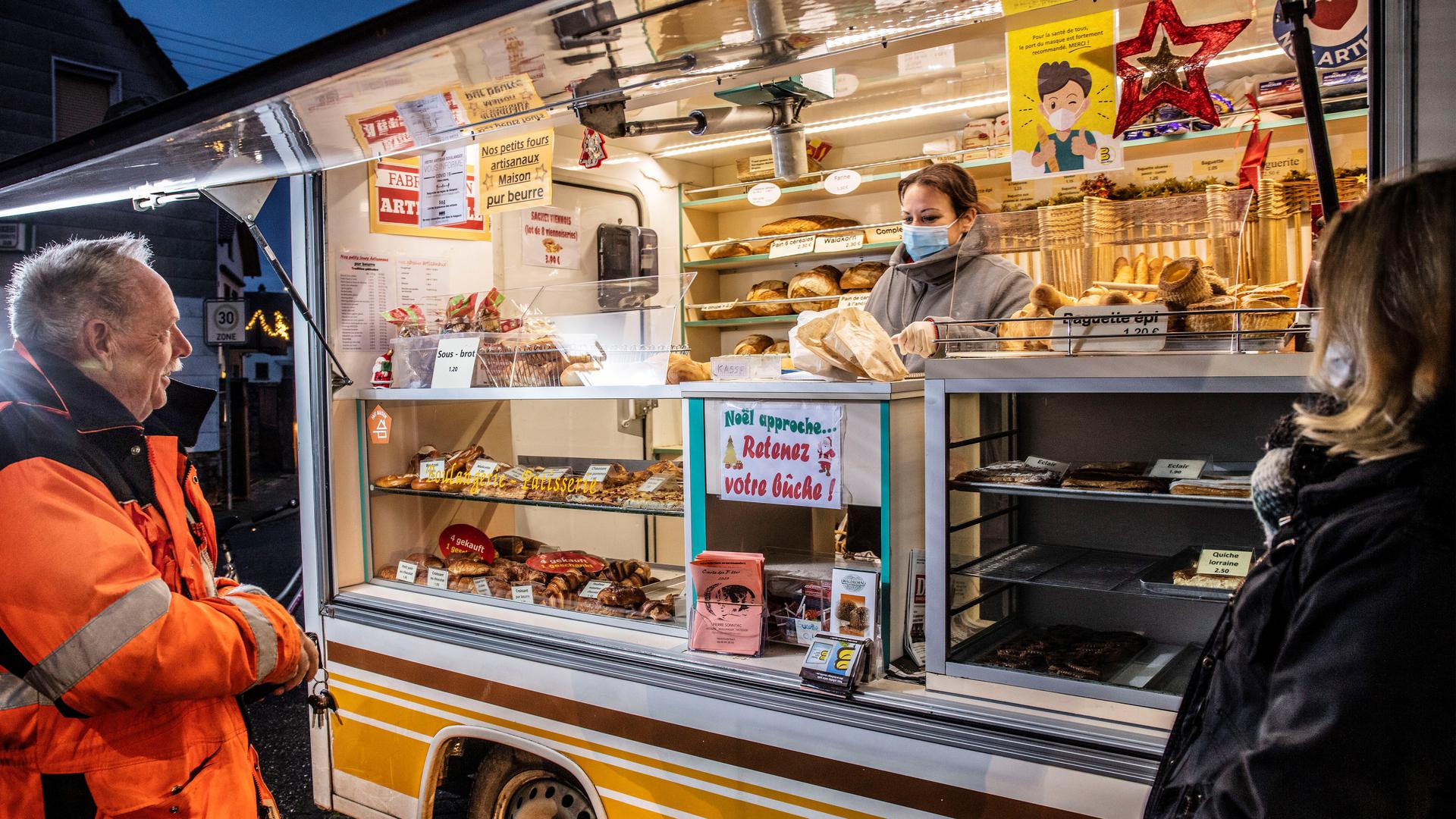 Mann kauft Brot bei einem mobilen Bäcker