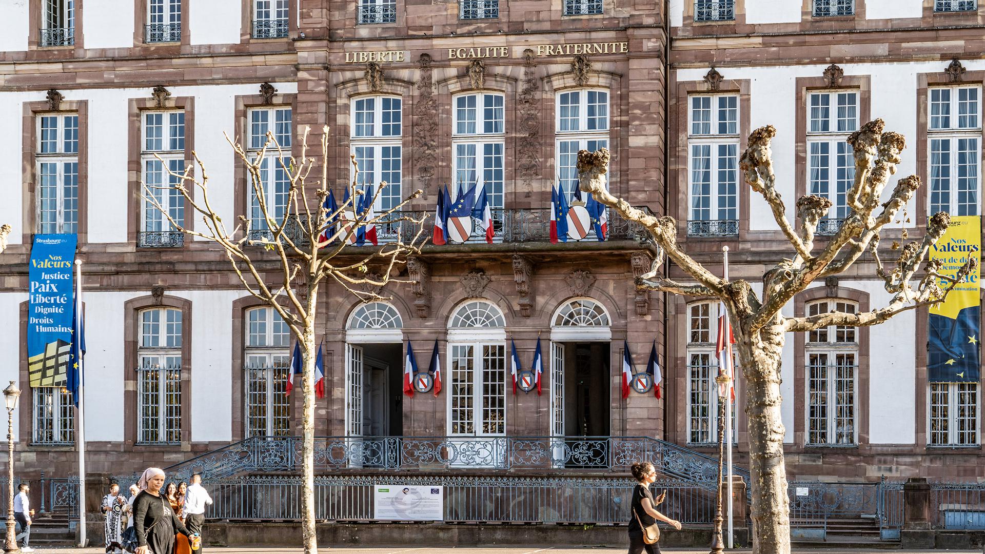 Nach den Angriffen der Hamas auf Israel hatte die Straßburger Stadtregierung rasch reagiert und vor dem historischen Rathaus die israelische Flagge gehisst. Weil dort aber schon die ukrainische und die armenische hingen, wurden 36 Stunden später alle drei Fahnen gegen Banner ausgetauscht, auf welchen die Werte der Europastadt aufgelistet sind. 