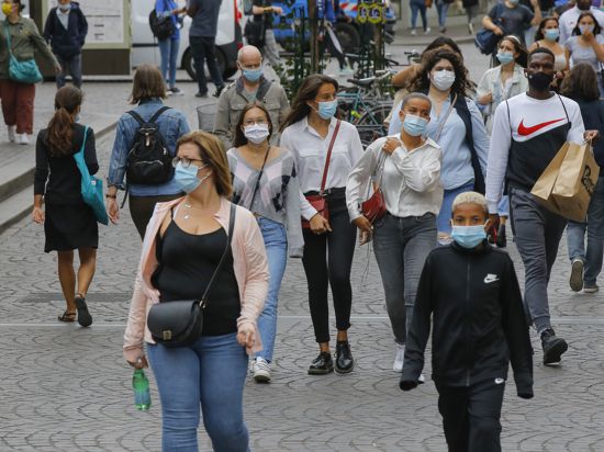 28.08.2020, Frankreich, Paris: Passanten in einer Einkaufspassage tragen Mundschutze. Seit Freitagmorgen (28. August) müssen die Menschen überall in Paris aufgrund der Corona-Pandemie unter freiem Himmel eine Maske tragen. Wer eine körperliche Aktivität wie Joggen oder Radfahren ausübe, bleibe von der Maskenpflicht befreit, teilte die Pariser Polizeipräfektur am Freitag mit. Foto: Michel Euler/AP/dpa +++ dpa-Bildfunk +++ |