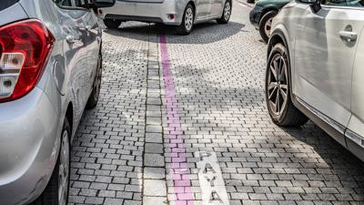 Harmlose Farbe, teures Pflaster: Auf den lila gekennzeichneten Flächen in Straßburg parkt der Automobilist für 35 Euro drei Stunden lang.