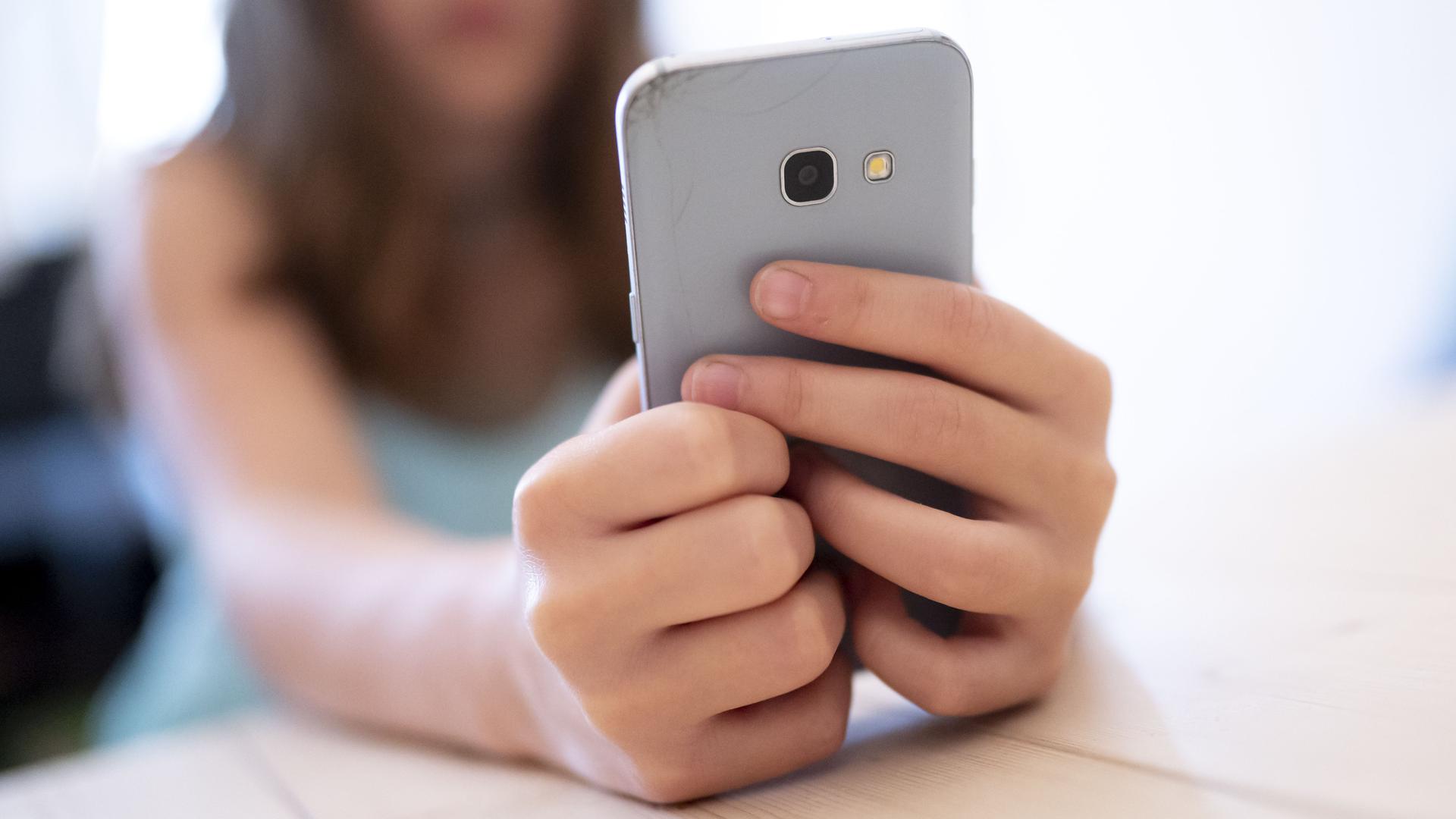 Zum Themendienst-Bericht vom 18. September 2020: Was machst du denn da? Das Smartphone ist oft Auslöser für den ersten Eltern-Kinder-Streit rund um das Thema Privatsphäre.