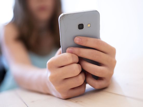 Zum Themendienst-Bericht vom 18. September 2020: Was machst du denn da? Das Smartphone ist oft Auslöser für den ersten Eltern-Kinder-Streit rund um das Thema Privatsphäre.