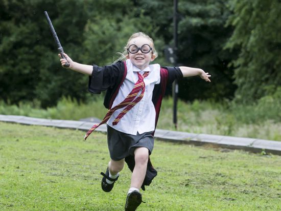 Als Harry Potter haben sich viele Kinder  in Bolton (Großbritannien) verkleidet, um einen Weltrekord im Guiness Buch der Rekorde zu brechen, unter ihnen auch Alice Burns. 676 Schüler aus elf Grundschulen brachen den bestehenden Rekord und sind jetzt die größte Gruppe Menschen die sich als Harry Potter verkleidet haben. 