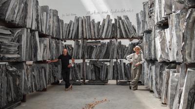 Monumentale Bildsprache: Filmemacher Wim Wenders und Anselm Kiefer stehen in den Pariser Atelierhallen des Künstlers.