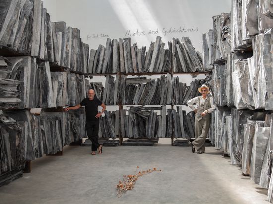 Monumentale Bildsprache: Filmemacher Wim Wenders und Anselm Kiefer stehen in den Pariser Atelierhallen des Künstlers.