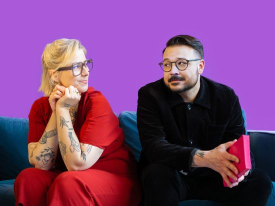 Die Sozialarbeiterin und Autorin Jacqueline Scheiber und der Psychotherapeut Umut Özdemir, Hosts des Podcasts „Kunstcouch“