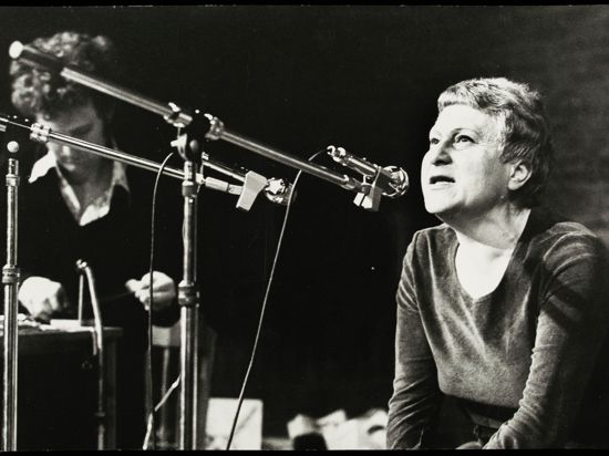 Die Künstlerin Lily Greenham und der Musiker Hugh Davies auf einem Archivbild aus den 1980er Jahren.