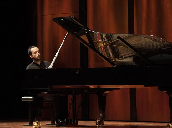 Der Pianist Igor Levit während eines Rezitals am Sonntag, 20.02.22, im Festspielhaus Baden-Baden.