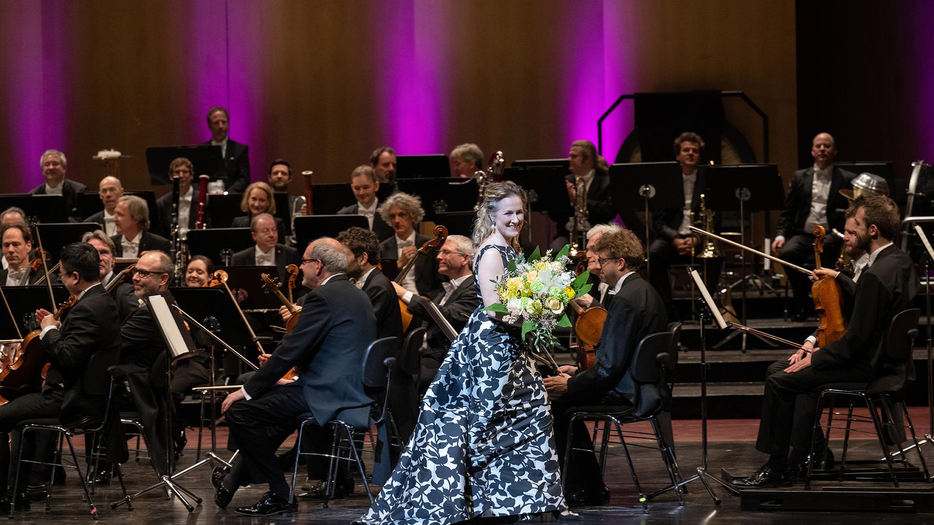 Diana Damrau und die Berliner Philharmoniker bei den Osterfestspielen 2023 auf der Bühne im Festspielhaus Baden-Baden.