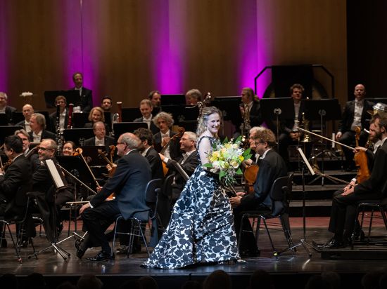 Diana Damrau und die Berliner Philharmoniker bei den Osterfestspielen 2023 auf der Bühne im Festspielhaus Baden-Baden.