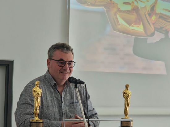 Der deutsche Special-Effects-Experte Gerd Nefzer beim Vortrag am 22. April 2023 in der Badischen Landesbibliothek Karlsruhe im Rahmen des Filmfestivals „Independent Days“ mit seinen Oscars für die Filme „Blade Runner 2049“ und „Dune“.
