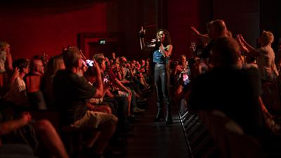Die Sängerin Beth Hart steht im Festspielhaus Baden-Baden am 27. Juni 2023 vor vollbesetzten Publikumsreihen.