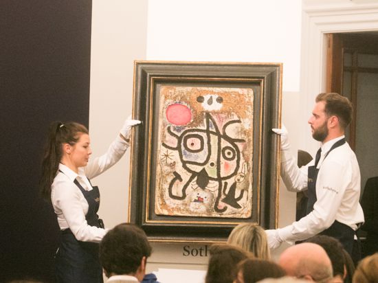 Ein Gemälde von Joan Miro wird von Sotheby's in London versteigert. Das Kunstwerk wird auf etwa 2,5 Millionen Pfund (2,8 Millionen Euro) geschätzt. +++ dpa-Bildfunk +++