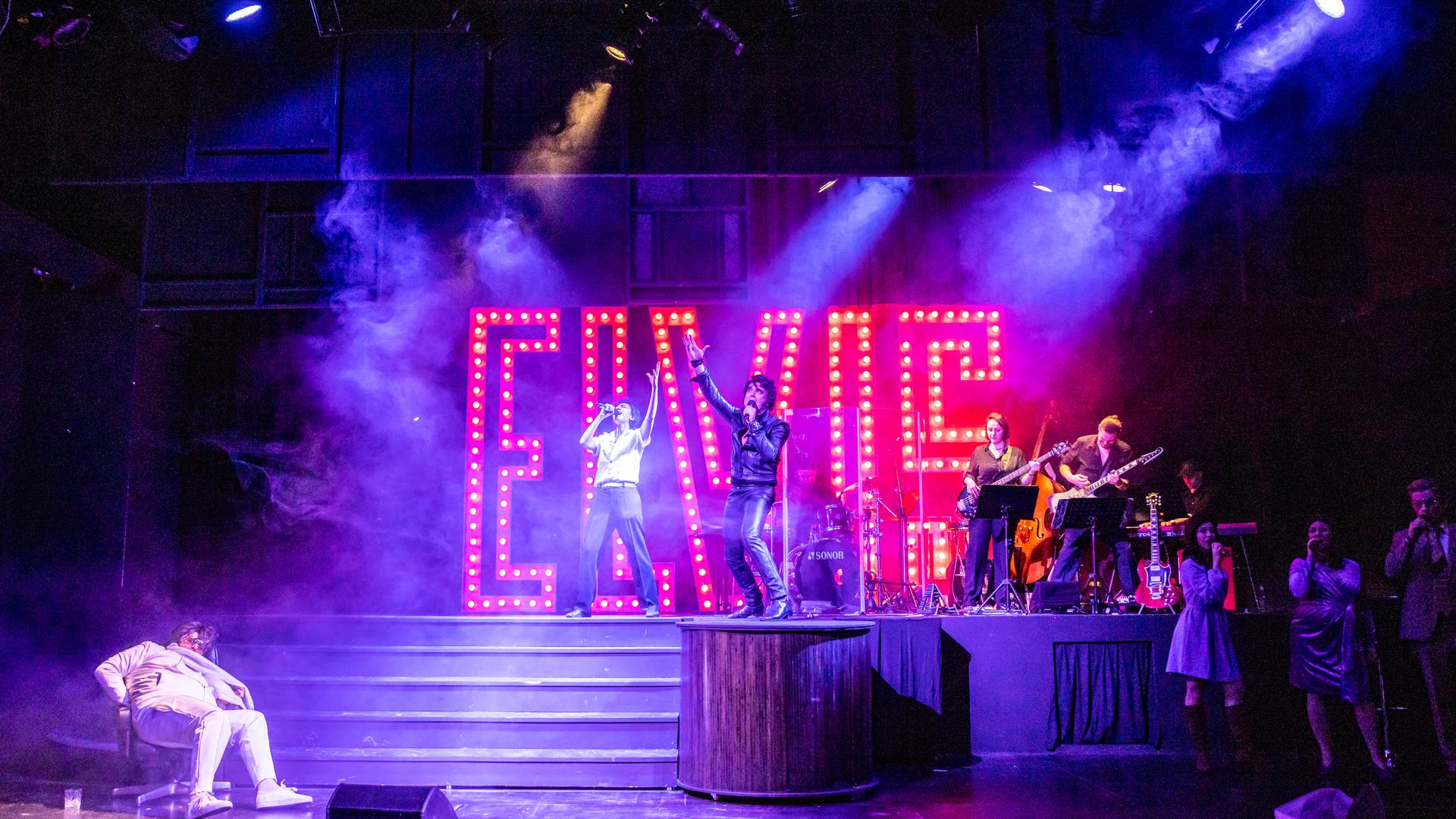 Szene aus dem Musical „Elvis“ am Kammertheater Karlsruhe mit Thomas Cermak, Maram El Dsoki, Nils Strassburg.