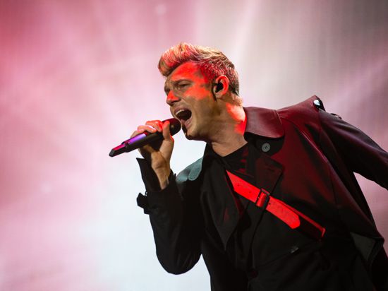 Nick Carter, Sänger der Boygroup Backstreet Boys, singt zum Auftakt der Deutschland-Tournee auf der Bühne in der TUI Arena. Carter hat den Namen seiner neugeborenen Tochter bekanntgegeben und gleichzeitig seiner Frau Dank ausgesprochen. +++ dpa-Bildfunk +++