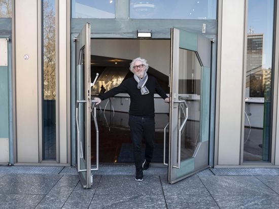 Peter Spuhler, Generalintendant des Badischen Staatstheaters Karlsruhe, steht bei dem Theater an der Flügeltür zu einem Balkon. (zu dpa: «Querelen am Badischen Staatstheater? - Intendant in der Kritik») +++ dpa-Bildfunk +++