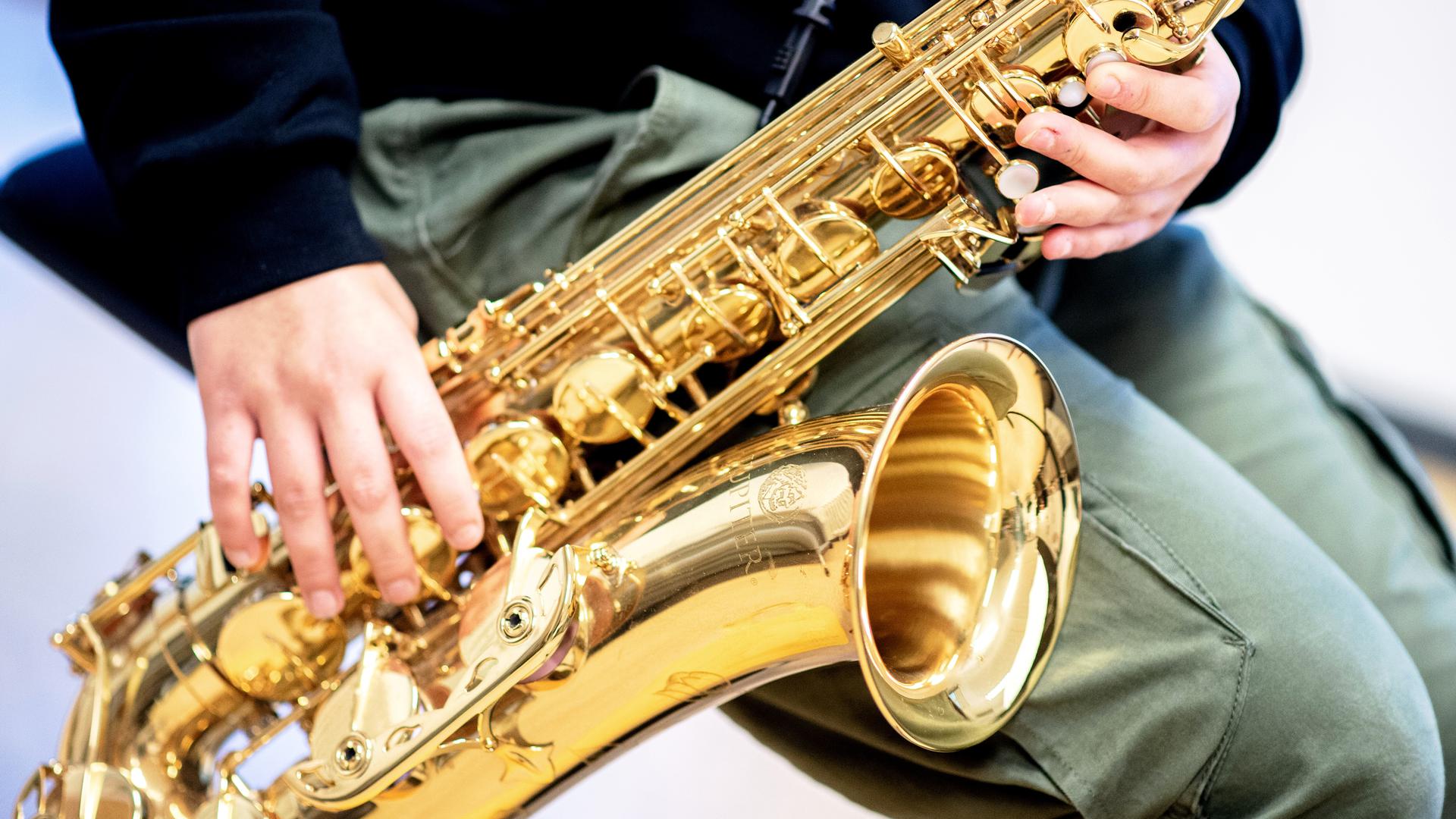 Eine Musikschülerin spielt während einer Unterrichtsstunde an der städtischen Musikschule auf ihrem Saxophon. Weil sie als Bildungseinrichtungen eingestuft werden, dürfen die mehr als 70 öffentlichen und gemeinnützigen Musikschulen in Niedersachsen trotz des Teil-Lockdowns im November offen bleiben. Beim Musizieren müssen Lehrende und Schüler eine Mund-Nase-Bedeckung tragen. +++ dpa-Bildfunk +++
