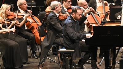 Der Pianist Igor Levit und das Orchestra dell’Accademia Nazionale di Santa Cecilia (MLAntonio Pappano) während eines Konzertes im Festspielhaus Baden-Baden