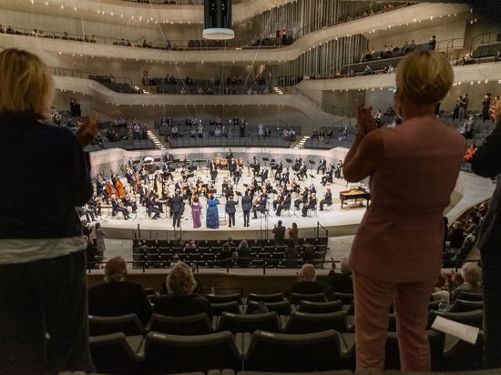 Begeistertes Publikum in der Elbphilharmonie: Was zu einer solchen, emotionalen Ergriffenheit führt, wird nun empirisch untersucht.