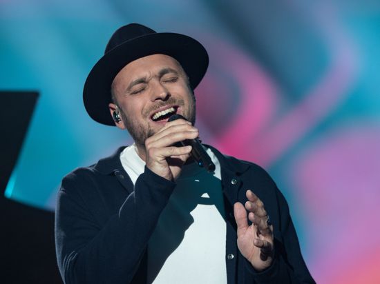 Der deutsche Sänger Max Mutzke steht auf der Bühne der ARD-Benefizgala unter dem Motto "Wir halten zusammen!". Mutzke veröffentlicht am 17.09.2021 sein neues Album "Wunschlos süchtig". 