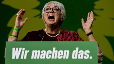Die Bundestagsvizepräsidentin der Grünen, Claudia Roth, spricht bei der Landesdelegiertenkonferenz der bayerischen Grünen im Messezentrum. +++ dpa-Bildfunk +++