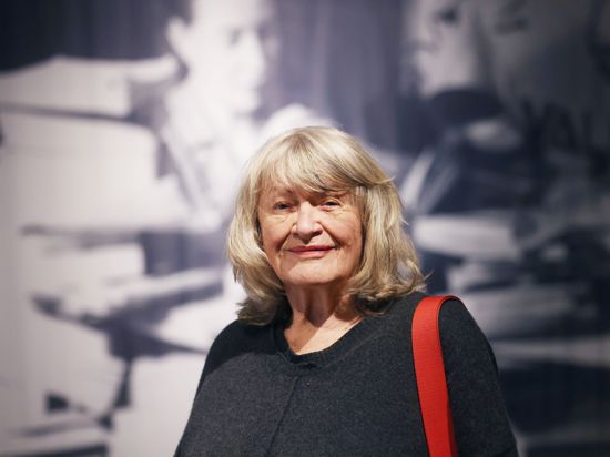 Alice Schwarzer, Autorin und Feministin, steht in der Ausstellung «Das andere Geschlecht». Vom 04. März bis 16. Oktober 2022 zeigt die Bundeskunsthalle die Ausstellung «Simone de Beauvoir und »Das andere Geschlecht«». +++ dpa-Bildfunk +++