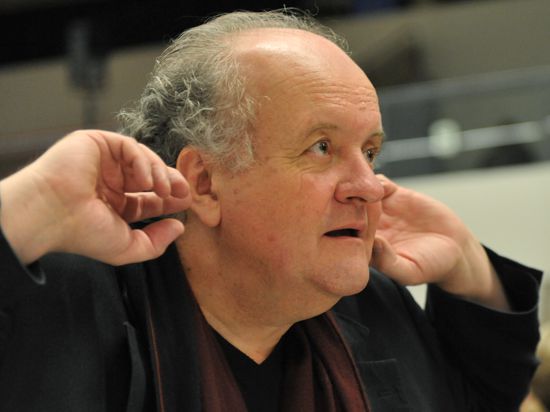 Der Komponist Wolfgang Rihm spitzt bei der Generalprobe zur Uraufführung seines Werkes „Séraphine“-Symphonie bei den Musiktagen in Donaueschingen die Ohren.