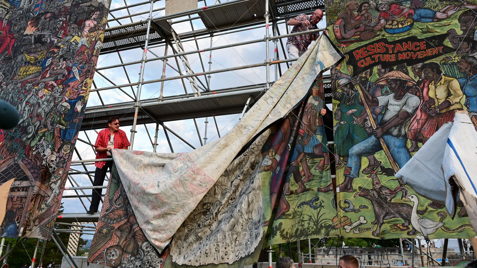 Documenta-Mitarbeiter bauen das umstrittene Großbanner „People’s Justice“ des indonesischen Künstlerkollektivs Taring Padi auf dem Friedrichsplatz ab. Der Antisemitismus-Eklat bei der documenta in Kassel beschäftigt auch den Bundestag. 