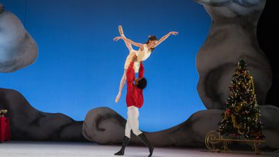 Im neuen „Nussknacker“ tanzt Clara Marie (Sara Zinna) und ihr Freund (Daniel Rittoles) im Großen Haus des Staatstheaters in eine Weihnachtswelt über den Wolken.