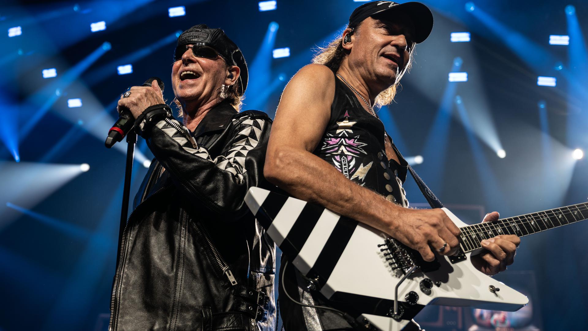 Auftaktkonzert der Deutschland-Tour «Rock Believer-World Tour» der deutschen Rockband Scorpions im Kongresszentrum Westfalenhallen Halle 3B. Klaus Meine (Gesang, l) und Matthias Jabs (Gitarre).