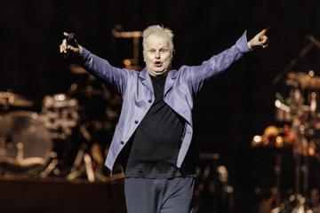 Der Musiker Herbert Grönemeyer steht beim Tourauftakt der Tour "Herbert Grönemeyer - Live 2023" auf der Bühne der Wunderino-Arena. 