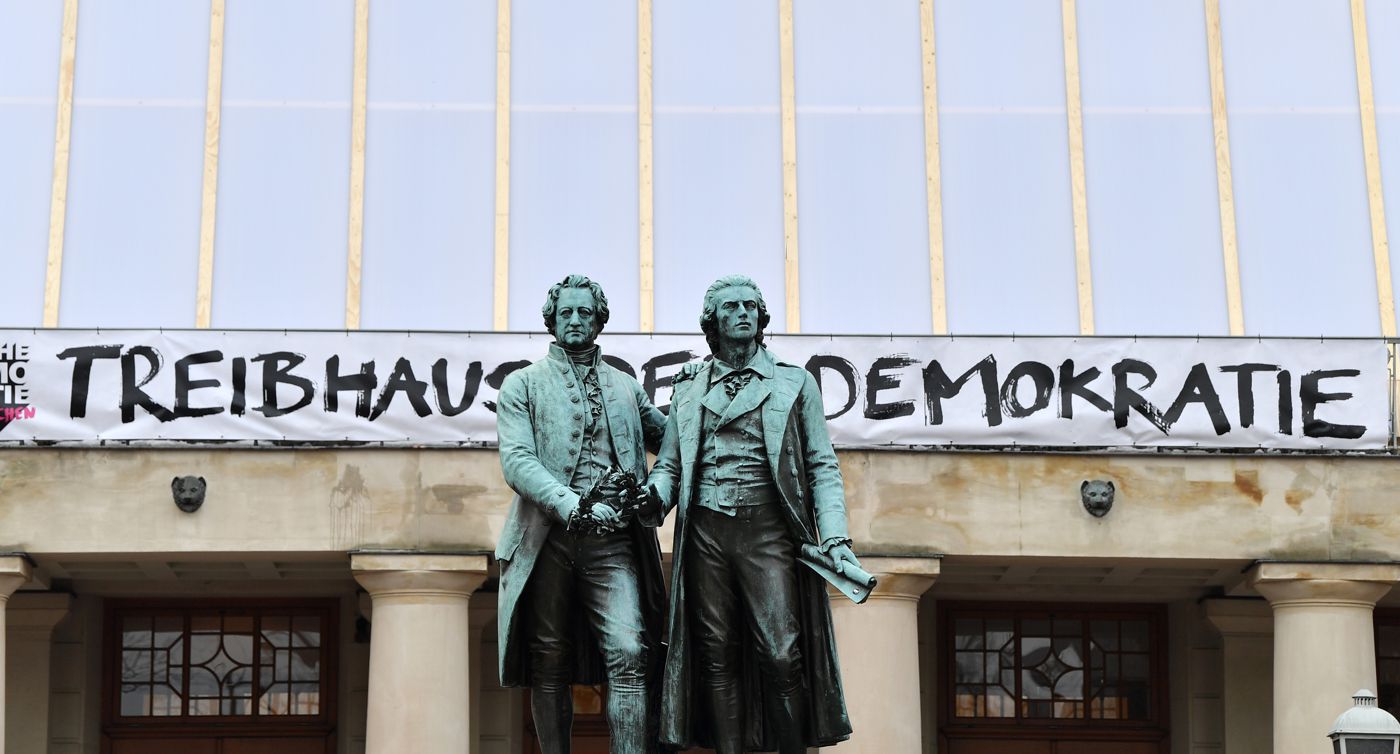 "Treibhaus der Demokratie" steht an der Fassade des Deutschen Nationaltheaters Weimar hinter dem Goethe-Schiller-Denkmal. Das Theater hat sich der Initiative «Weltoffenes Thüringen» angeschlossen. 