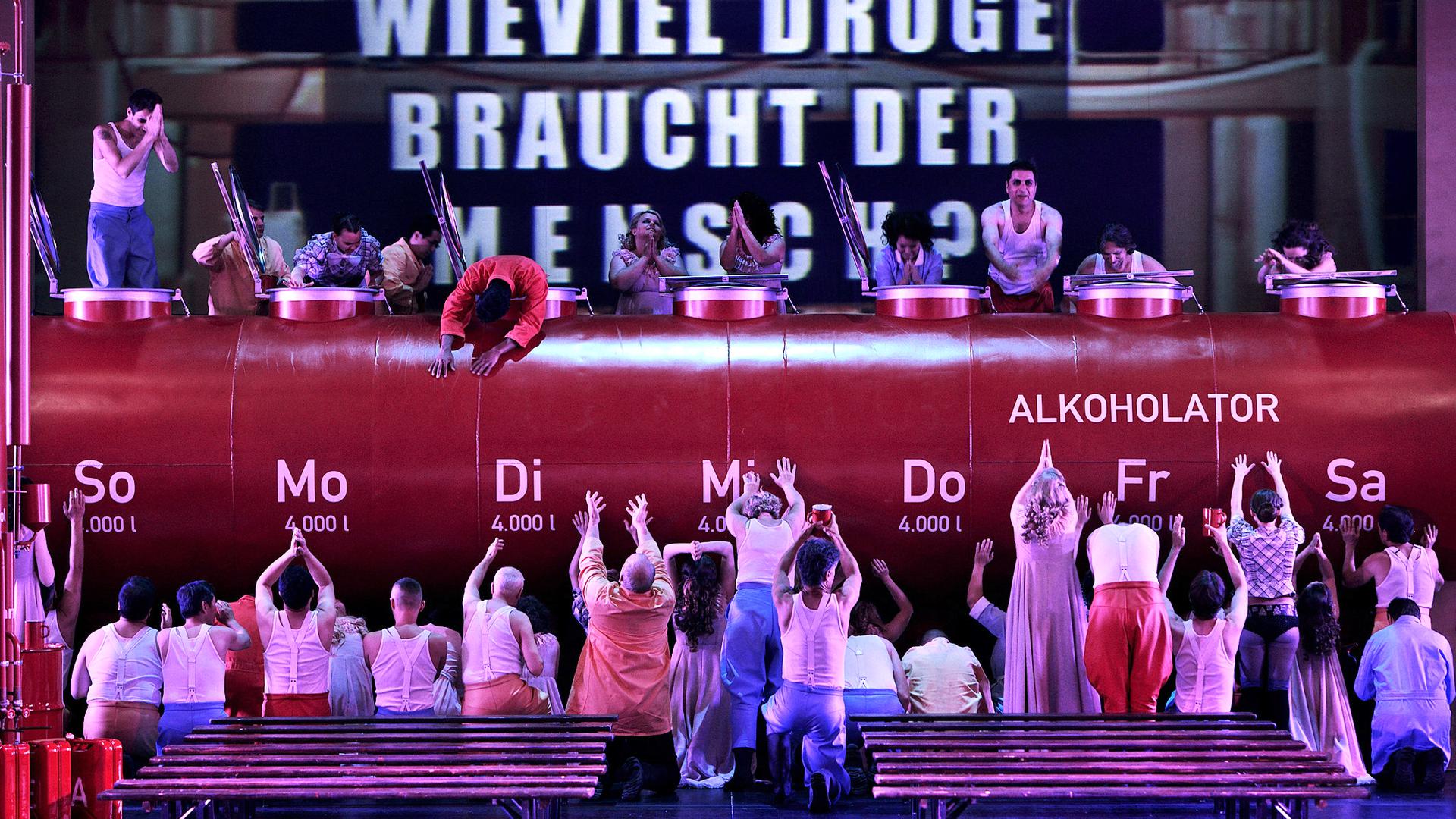 HANDOUT - "Tannhäuser", Probenfoto von 2014, 2. Akt, Bühnenbild. Die Wagner-Oper wird bei den Bayreuther Festspielen 2014 in Bayreuth (Bayern) erstmals am 25.07.2014 aufgeführt. dpa ACHTUNG: Honorarfreie Verwendung nur mit vollständiger Nennung der Quelle Foto: Bayreuther Festspiele/Enrico Nawrath. Verwendung im Internet nur bei max. Größe 800 x 800 Pixel ++ +++ dpa-Bildfunk +++