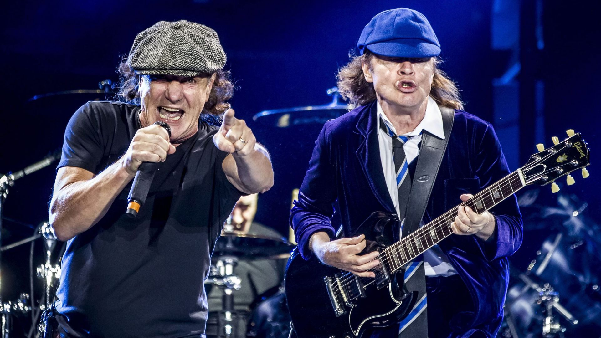 Sänger Brian Johnson und Gitarrist Angus Young von der australischen Band AC/DC bei einem Auftritt in Madrid im Mai 2015.