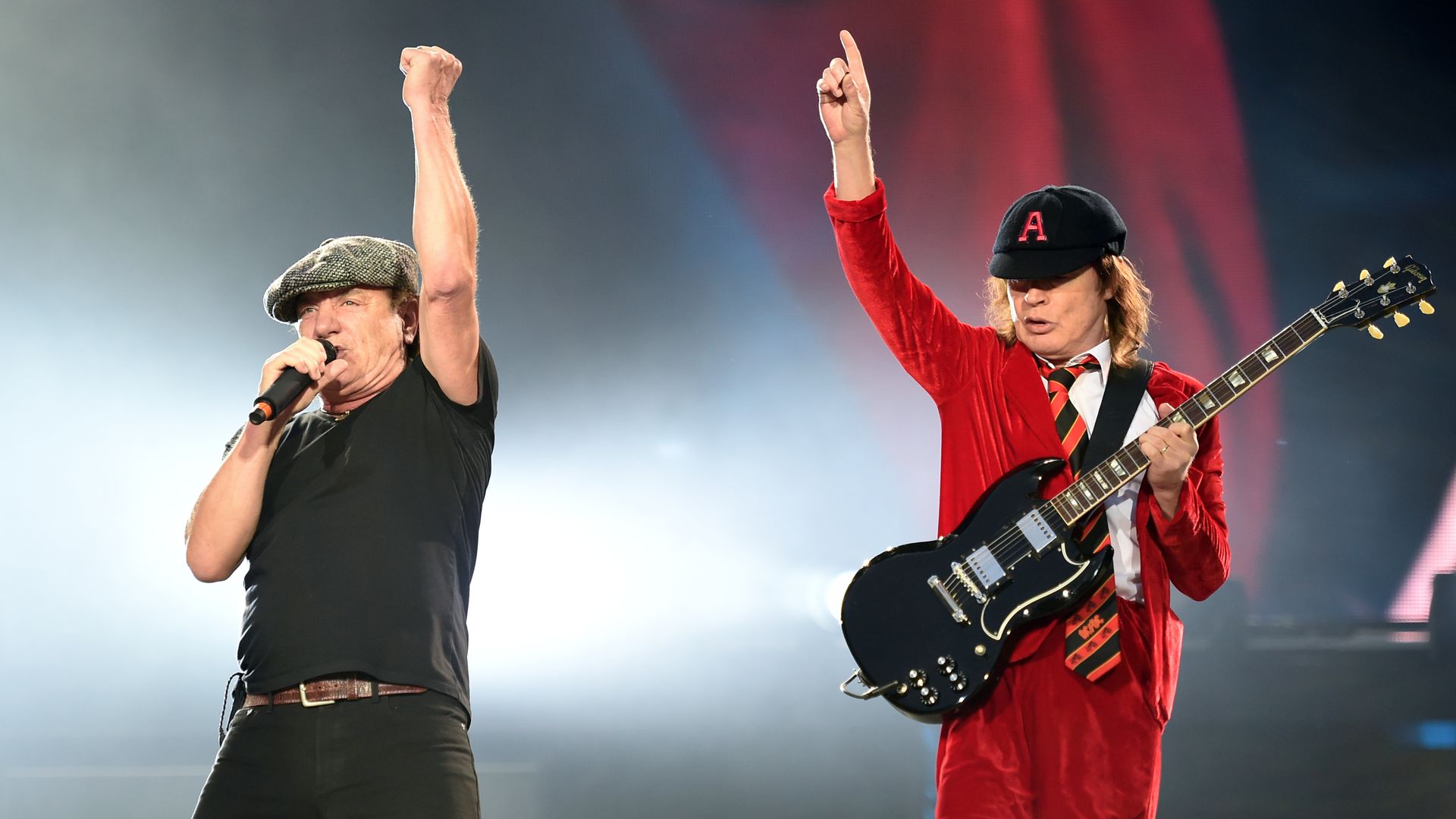 Der Sänger Brian Johnson und der Gitarrist der australischen Rockband AC/DC, Angus Young, stehen in Berlin im Olympiastadion auf der Bühne. 