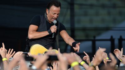 Der US-amerikanische Rockmusiker Bruce Springsteen tritt am 17.06.2016 im Olympiastadion in München (Bayern) auf. Foto: Andreas Gebert/dpa ++ +++ dpa-Bildfunk +++