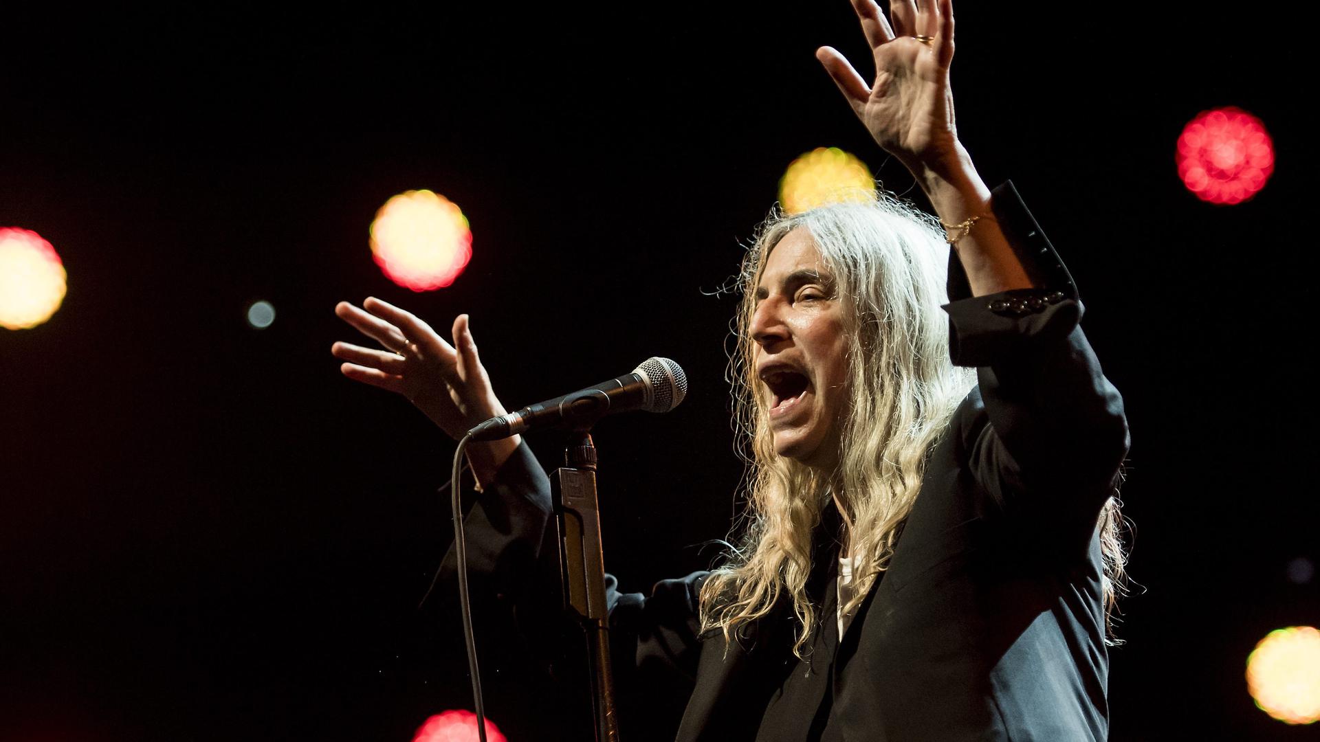 epa05411323 US singer Patti Smith performs on the Auditorium Stravinski stage during the 50th Montreux Jazz Festival, in Montreux, Switzerland, 06 July 2016. The music festival runs from 01 to 16 July. EPA/JEAN-CHRISTOPHE BOTT EDITORIAL USE ONLY ++ +++ dpa-Bildfunk +++