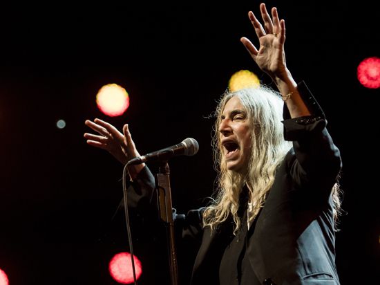 epa05411323 US singer Patti Smith performs on the Auditorium Stravinski stage during the 50th Montreux Jazz Festival, in Montreux, Switzerland, 06 July 2016. The music festival runs from 01 to 16 July. EPA/JEAN-CHRISTOPHE BOTT EDITORIAL USE ONLY ++ +++ dpa-Bildfunk +++